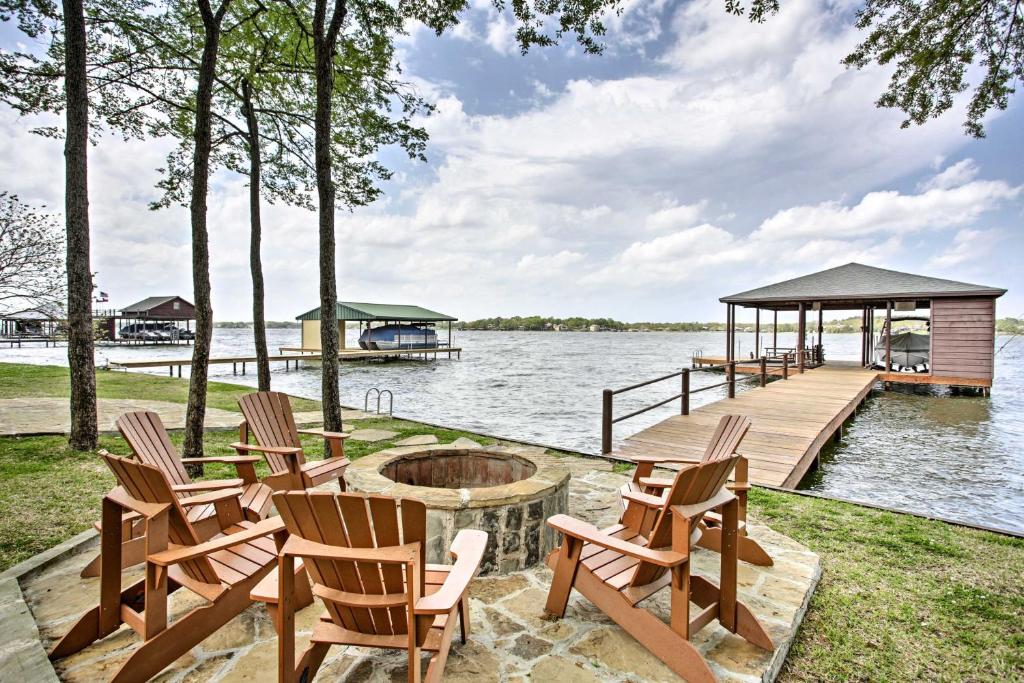 Malakoff Home with Deck andFire Pit on Cedar Creek Lake - main image