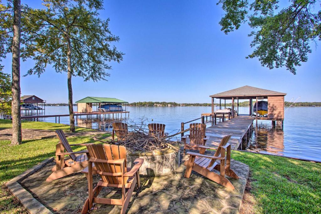 Malakoff Home with Deck andFire Pit on Cedar Creek Lake - image 2