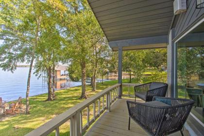 Malakoff Home with Deck andFire Pit on Cedar Creek Lake - image 3