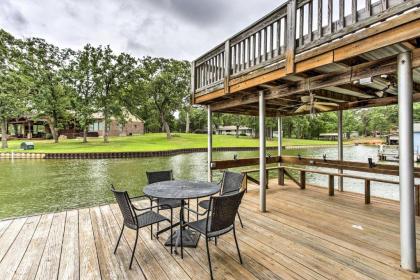 Star Harbor Lake House with Dock Deck and 2 Boat Lifts malakoff Texas