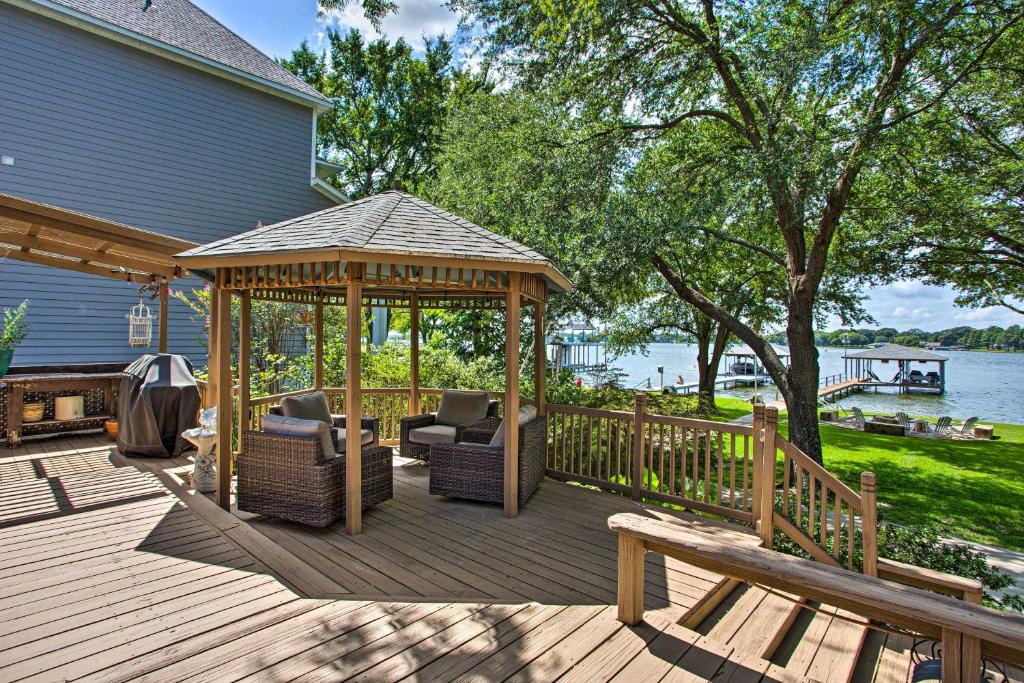 Cedar Creek Lakefront Home Game Room and Dock! - image 3