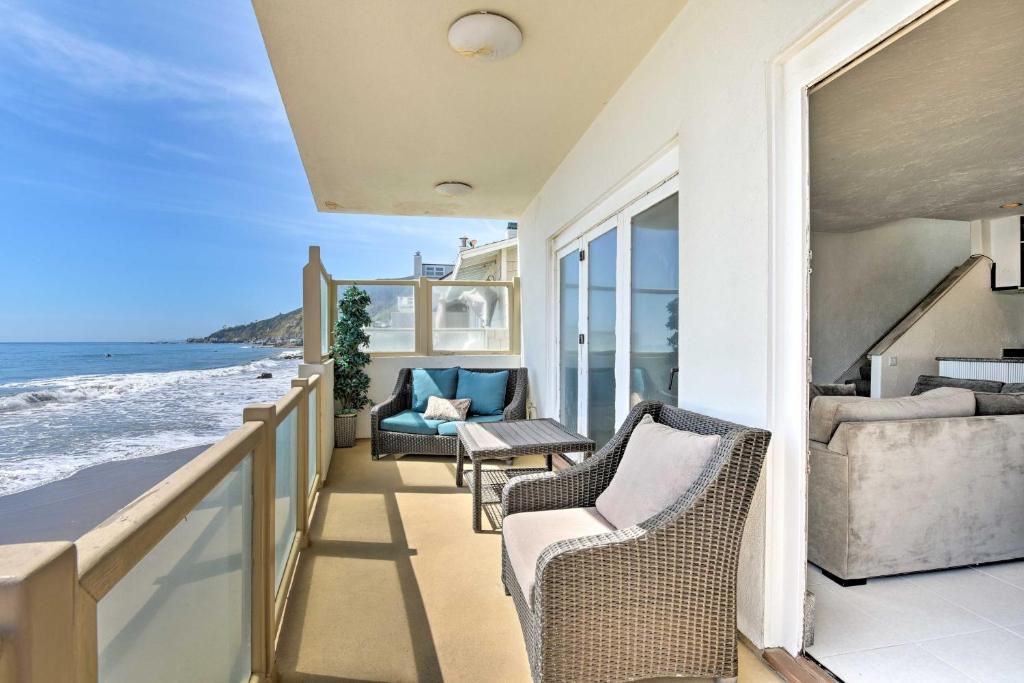 Beachfront Malibu House with 3 Decks Jacuzzi Sauna - main image