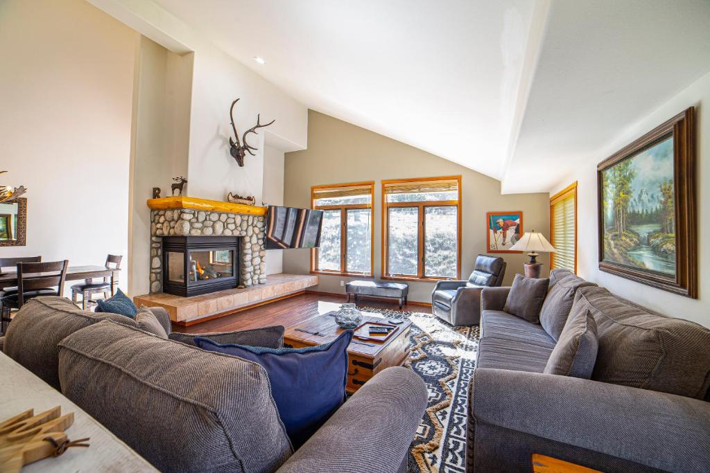 #453 - Luxurious Family-Friendly Mountain Getaway with Stunning Views! - main image