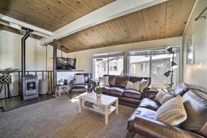 Mammoth Lakes Condo with Pool Less Than 5 Mi to Skiing!