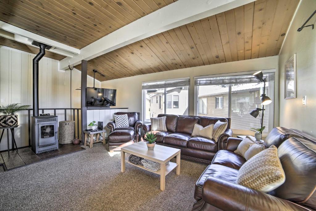 Mammoth Lakes Condo with Pool Less Than 5 Mi to Skiing! - main image