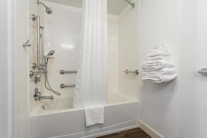 Hampton Inn Manassas - image 13