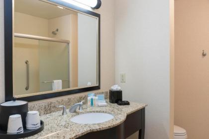 Hampton Inn & Suites Hartford-Manchester - image 17