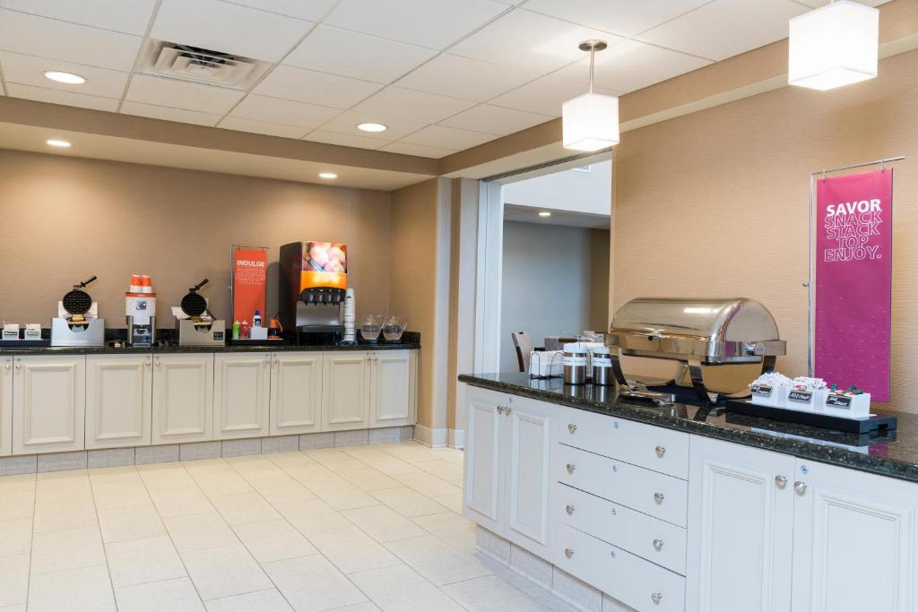 Hampton Inn & Suites Hartford-Manchester - image 4