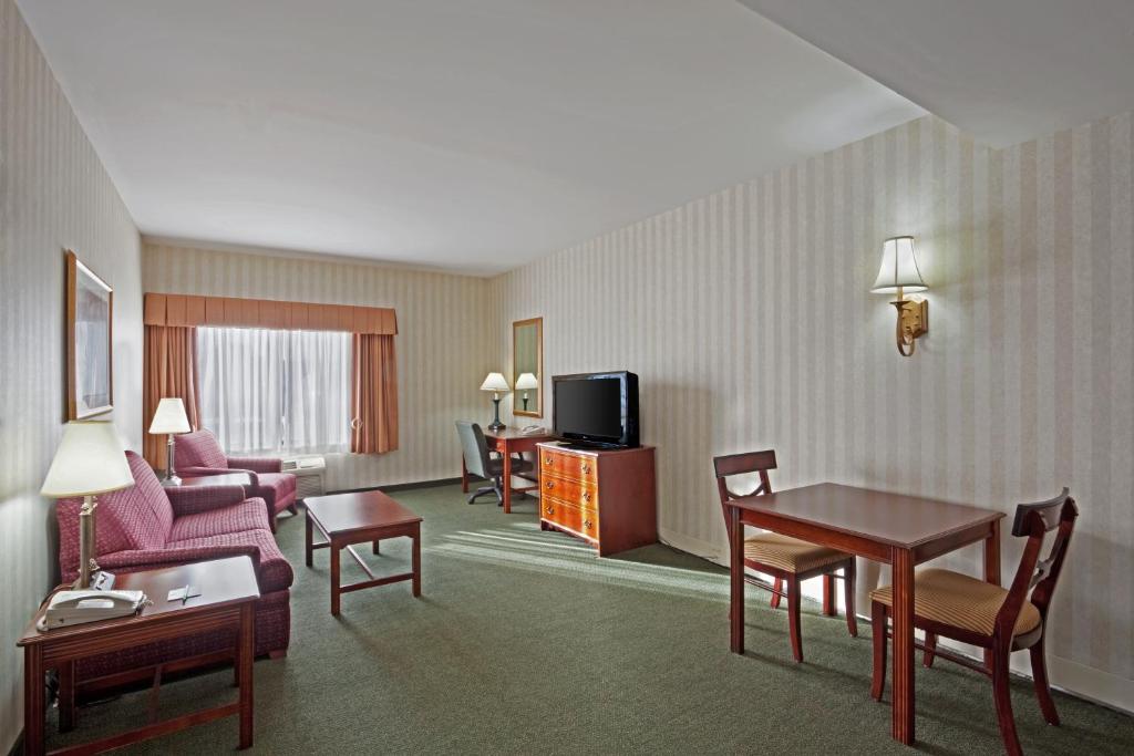 Holiday Inn Manchester Airport an IHG Hotel - image 2