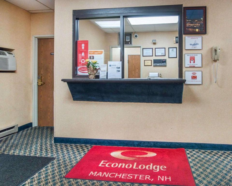 Econo Lodge Manchester - image 5