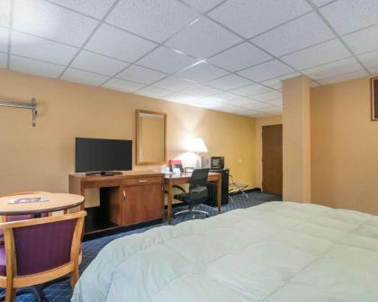 Econo Lodge Manchester - image 9