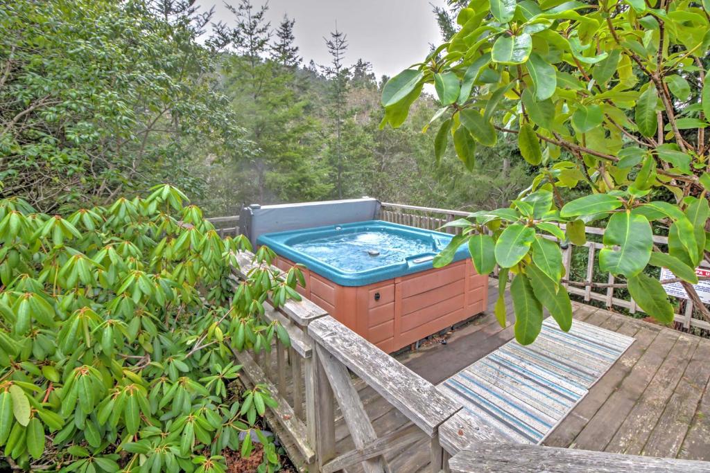 Creekside Chalet with Spa By Exclusive Irish Beach - image 6