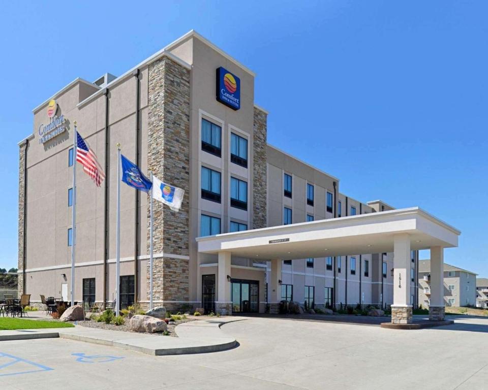 Comfort Inn & Suites Mandan - Bismarck - image 2