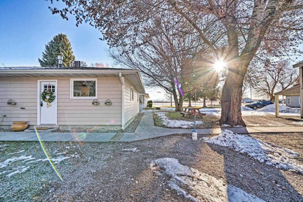 Rustic-Chic Apartment with Gas Grill 20 Mi to MSU! - image 6