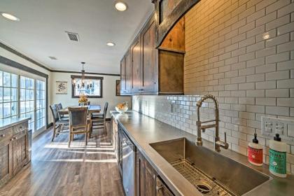 Rustic-Chic Apartment with Gas Grill 20 Mi to MSU! - image 9