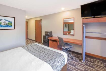 Microtel Inn and Suites Manistee - image 11