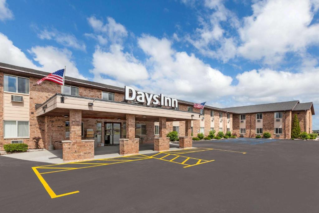 Days Inn by Wyndham Manistee - main image