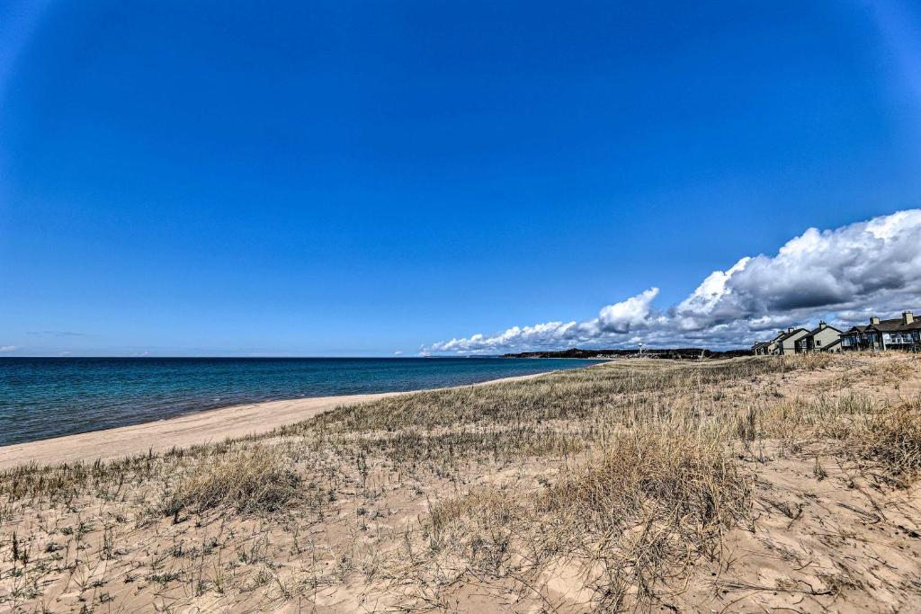 Manistee Condo with Deck 300 Ft to Beachfront! - image 2