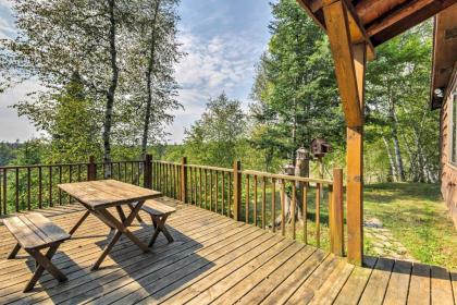 Stutts Creek Retreat   Quaint Cabin with Fire Pit