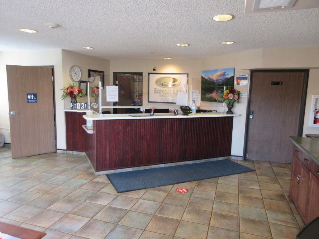 Econo Lodge Inn & Suites - main image