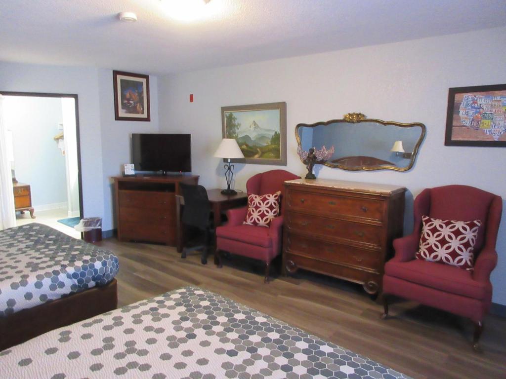 Econo Lodge Inn & Suites - image 4