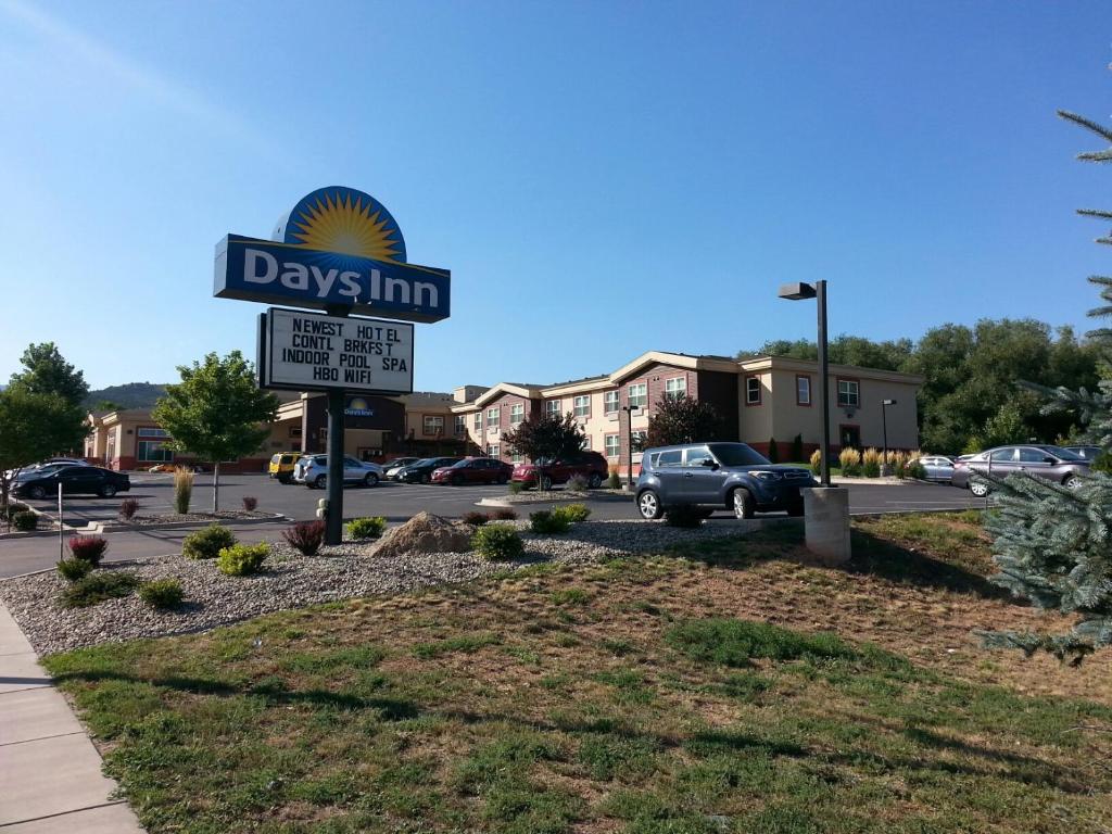 Days Inn by Wyndham Manitou Springs - image 6