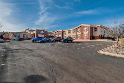 Days Inn by Wyndham Manitou Springs - image 9