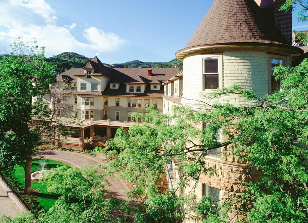 Cliff House at Pikes Peak - main image