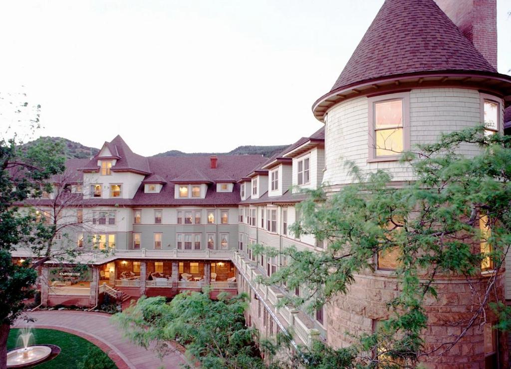 Cliff House at Pikes Peak - image 5