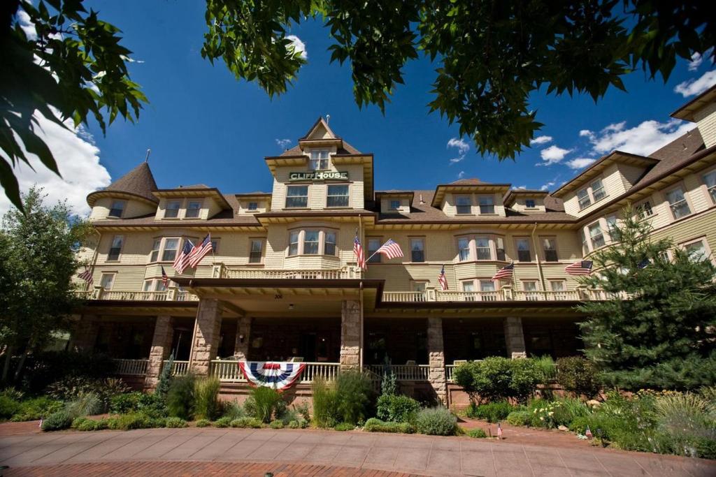 Cliff House at Pikes Peak - image 6