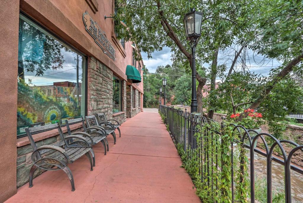 Downtown Manitou Springs Home Tranquil Creek View - image 2