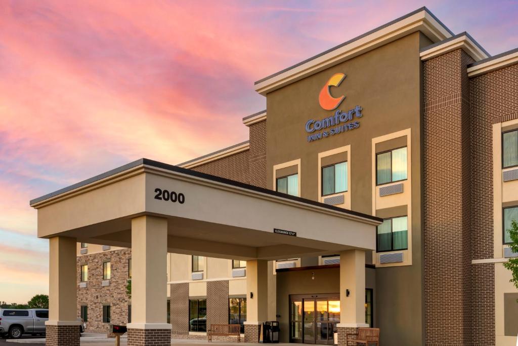 Comfort Inn & Suites - main image