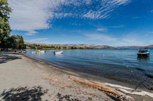 Beaches and Breezes on Wapato - 4 Bed 4 Bath Vacation home in Wapato Point - image 2