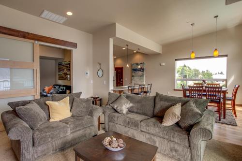 Marvelous Manson Condo Steps to Lake Chelan Beach - main image