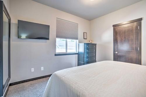 Modern Manson Condo with Pool and Lake Chelan Views! - image 3