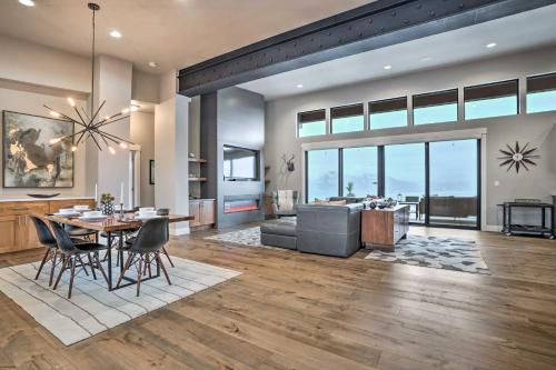 Lavish Lake Chelan Escape with Pool and Panoramic Views - image 2