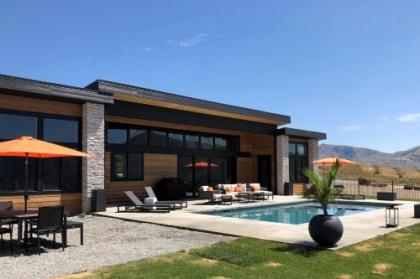 Lavish Lake Chelan Escape with Pool and Panoramic Views - image 3