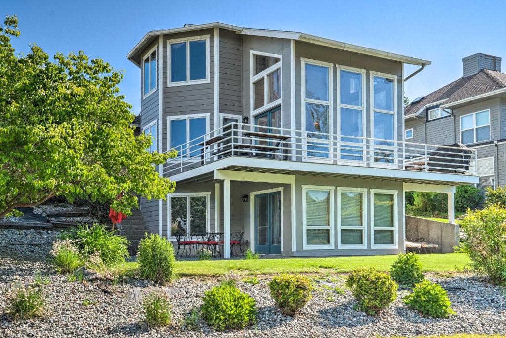 Modern Retreat Steps to Lake Chelan Shoreline - main image