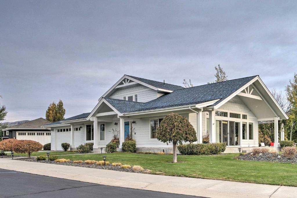 Family Home on Lake Chelan with Mtn and Lake View - image 4