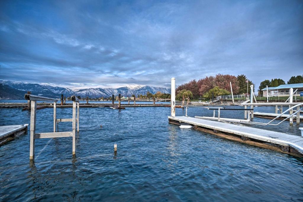 Family Home on Lake Chelan with Mtn and Lake View - image 5