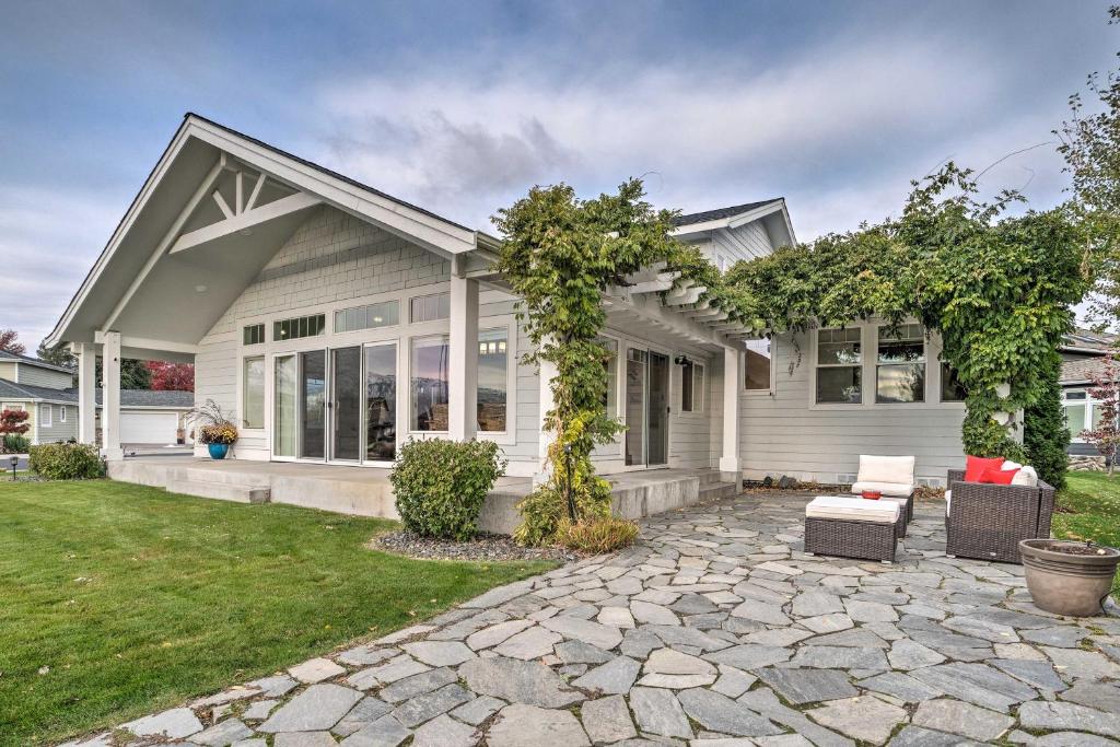 Family Home on Lake Chelan with Mtn and Lake View - image 6