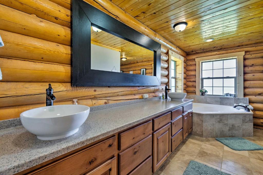 Cabin with Theater Room Less Than 1Mi to Palisade State Park! - image 7