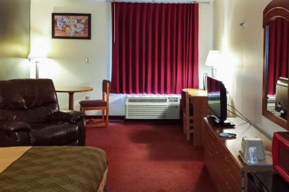 Econo Lodge - image 14