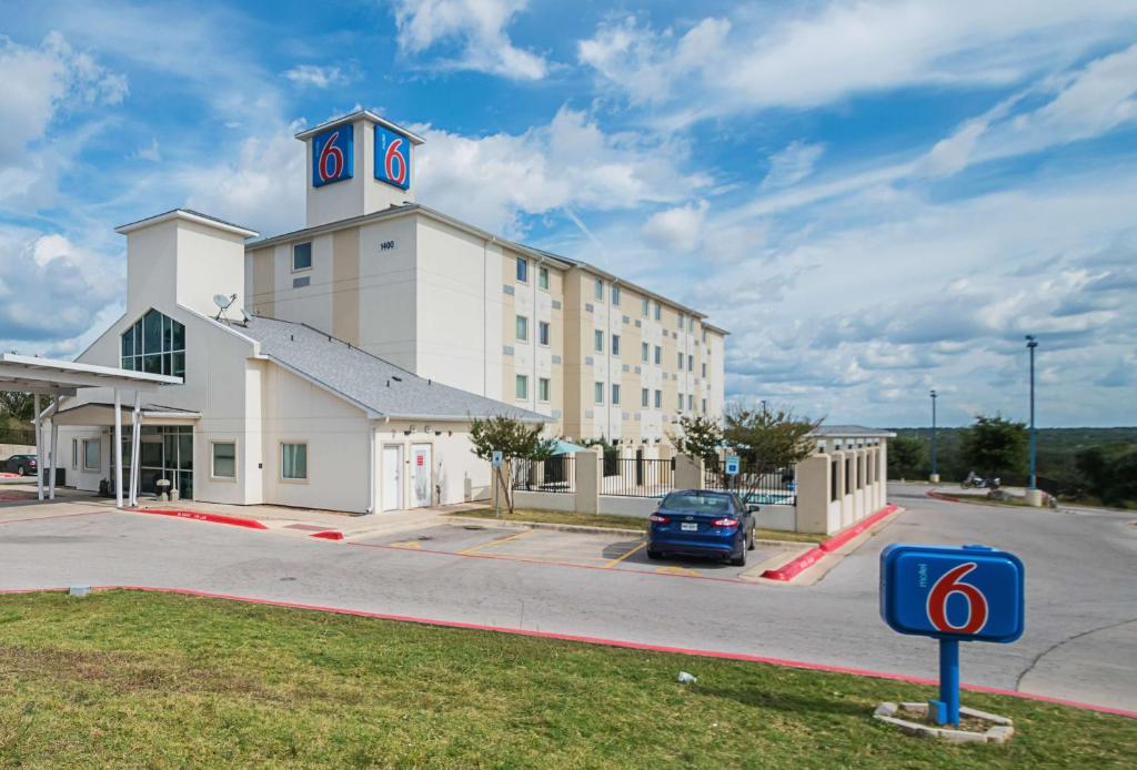 Motel 6-Marble Falls TX - main image