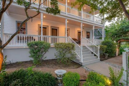 McKenize Guest House: Marble Falls Suite 1 BD 1BA - image 9