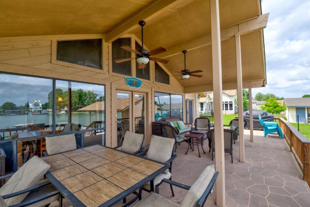 Splash Time! 4BR Lake LBJ Waterfront w/ boat dock - image 3