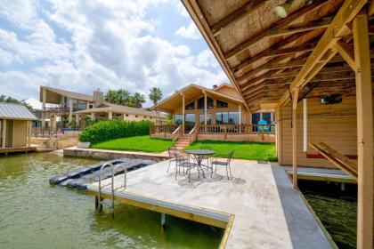 Splash Time! 4BR Lake LBJ Waterfront w/ boat dock - image 7