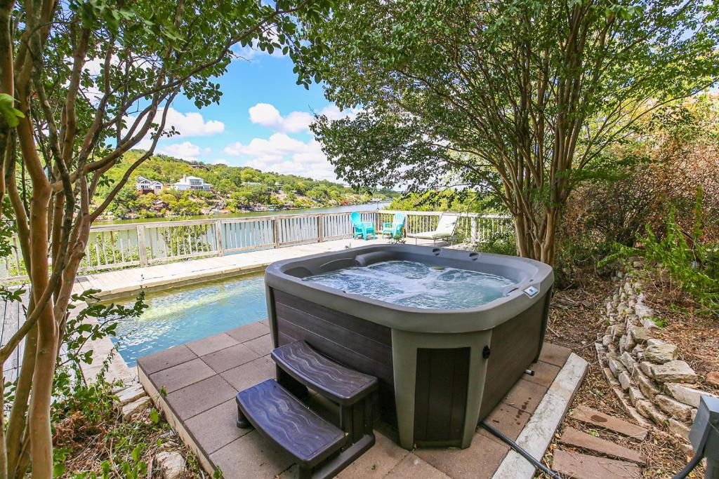 Luxury Lake Marble Falls House with Swimming Pool Hot Tub and private boat slip - image 4