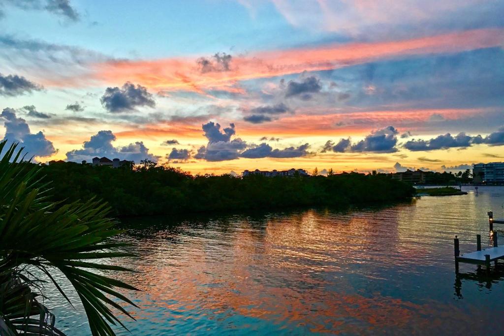 Sunset Suite Marco Island Condo with Dock and Pool! - image 4