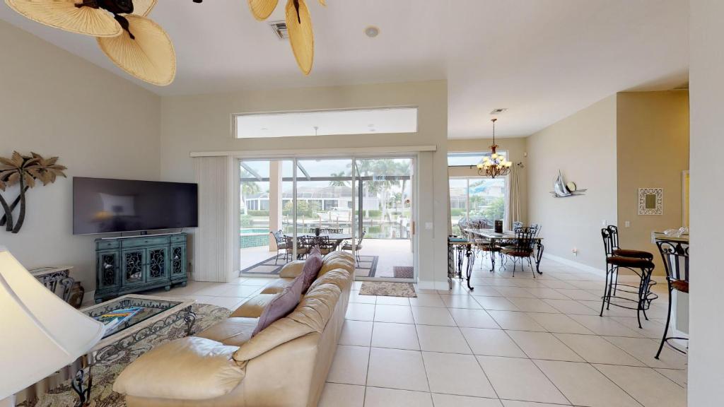 Updates!! Gorgeous Waterfront 3 Bed 2 Bath Home w/ Pool/Spa on Quiet Block!! - image 5